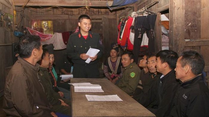 Cán bộ chiến sĩ tăng cường bám nắm địa bàn, tuyên truyền người dân tập trung làm ăn không nghe, không tin theo kẻ xấu.