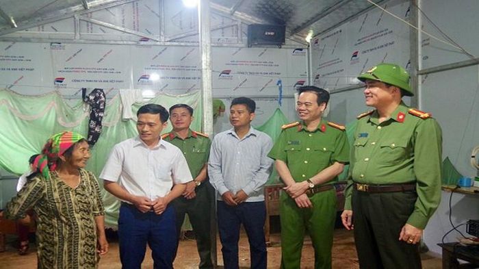 Thượng tá Phan Văn Sơn (Thứ 2 từ phải vào) người có nhiều năm gắn bó với Tà Tổng, khi mẹ anh từ trần người nhà không thể liên lạc để báo tin.