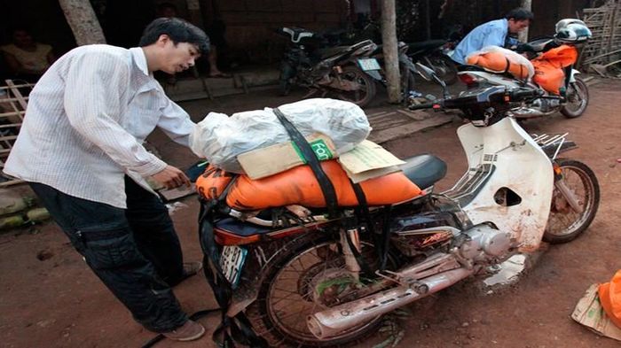 Những thầy giáo có "quyền được ngã" ở Tà Tổng trong một chuyến chở thực phẩm từ trung tâm huyện về bản Nậm Ngà cho học sinh.