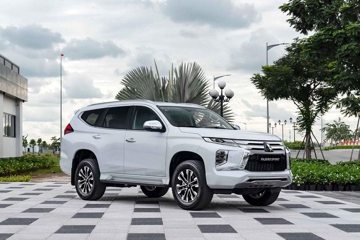 Mitsubishi Pajero Sport đang được giảm tới 220 triệu để "đẩy hàng". (Ảnh: Ngô Minh)