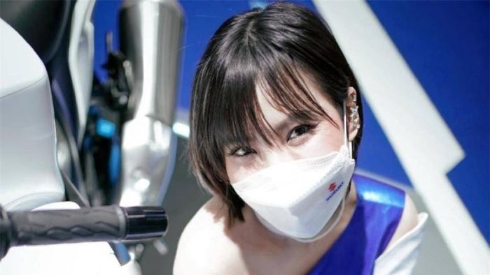 Bờ vai trắng tông xuyệt tông với màu trắng của siêu mô tô thần gió.