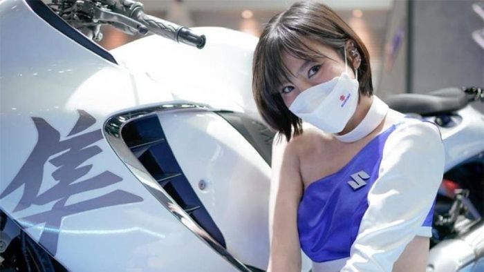 Bộ trang phục được kết hợp với khẩu trang toát lên nét duyên dáng của người đẹp.