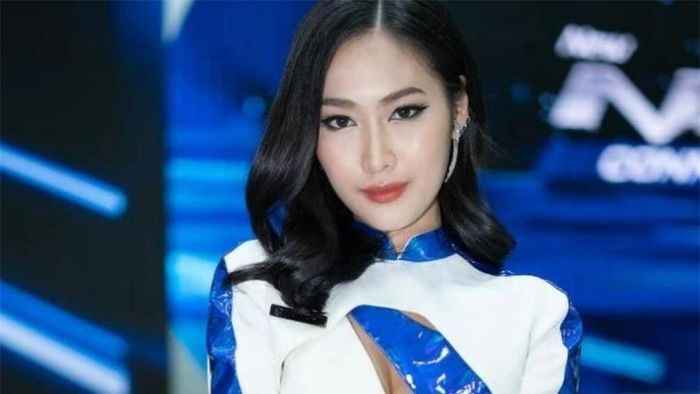 Người đẹp với gương mặt khả ái cùng đường cong bốc lửa.