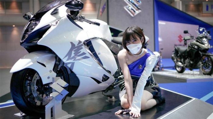Người đẹp khoe vai trần bên siêu mô tô Suzuki Hayabusa có biệt danh "Chim Ưng".