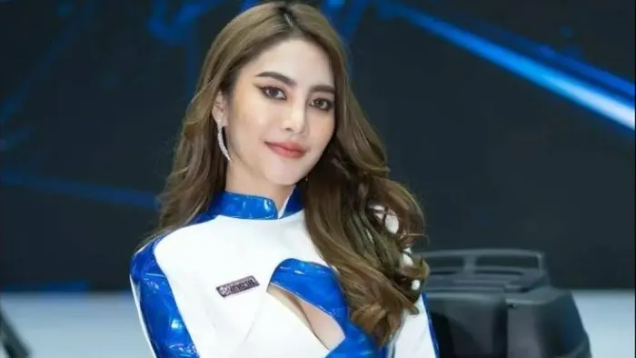 Thần thái kiêu sa hớp hồn phái mạnh.