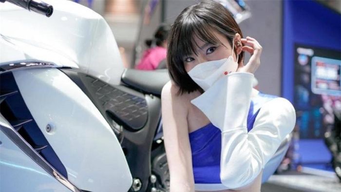 Khuôn mặt xinh đẹp khó có thể "che giấu" dù người mẫu đeo khẩu trang.
