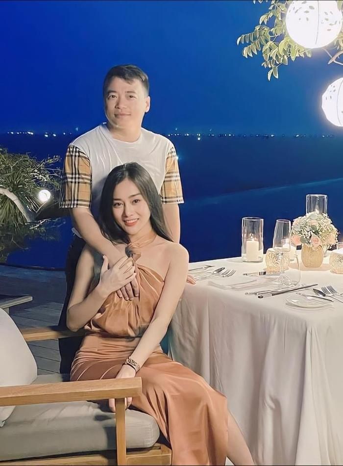 Shark Bình bị khán giả soi 'bàn tay hư' khi đứng cạnh Phương Oanh.