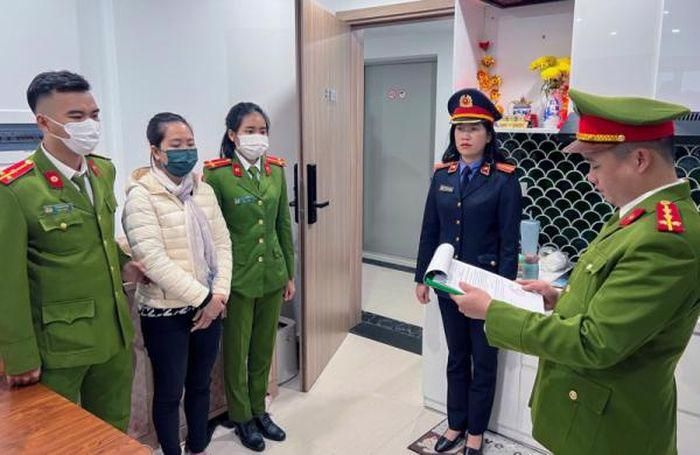 Cơ quan CSĐT Công an tỉnh Thừa Thiên Huế đọc lệnh bắt tạm giam đối tượng Lê Thị Hồng Phương.