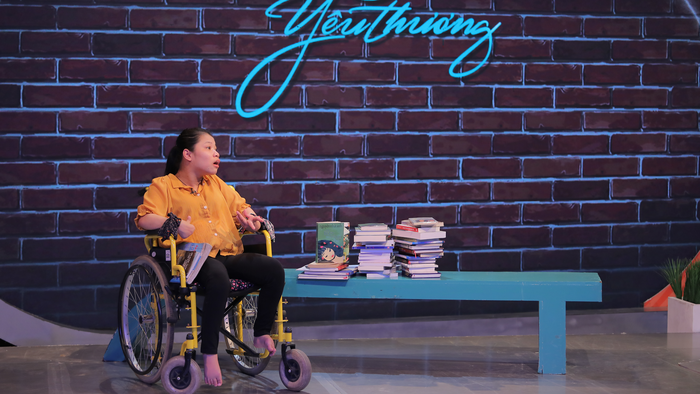 Nguyễn Lan Hương gây chú ý khi giới thiệu thư viện sách trên sân khấu "Trạm yêu thương".