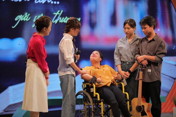 Gần 9 năm qua, thư viện của cô gái bại não không chỉ là nơi nuôi dưỡng văn hóa đọc, mà còn trở thành nơi giao lưu gặp gỡ của nhiều bạn trẻ yêu sách.