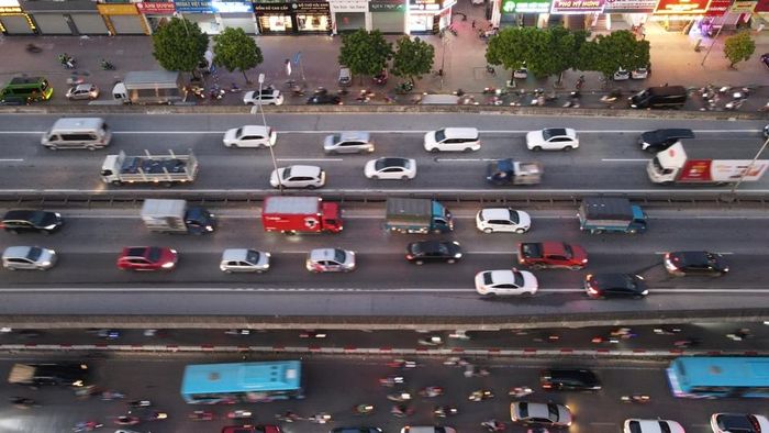 Ô tô nhích từng tí một trên đường Vành đai 3 trên cao.
