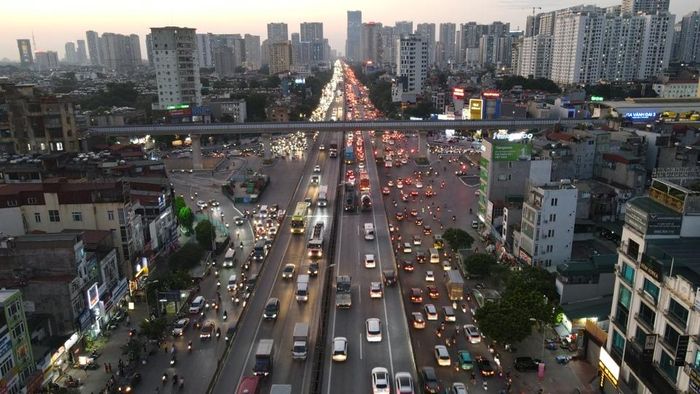 Ngã Tư Nguyễn Trãi Khuất Duy Tiến đông đúc phương tiện.