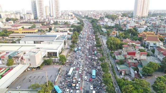 Hàng vạn người dân Thủ đô đổ về các tuyến đường ra hướng cửa ngõ khiến giao thông trở nên đông đúc, chật chội.