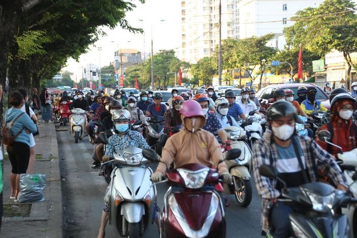 Nhiều người tỏ ra mệt mỏi khi đường phố đông đúc.