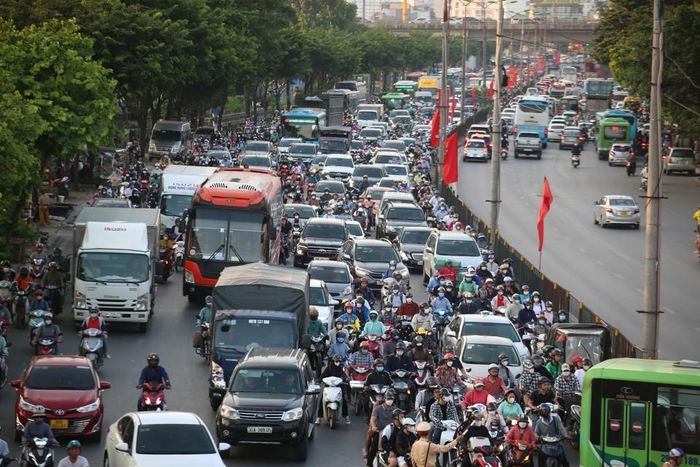 Hình ảnh đông đúc trên đường Giải Phóng lúc 17h.