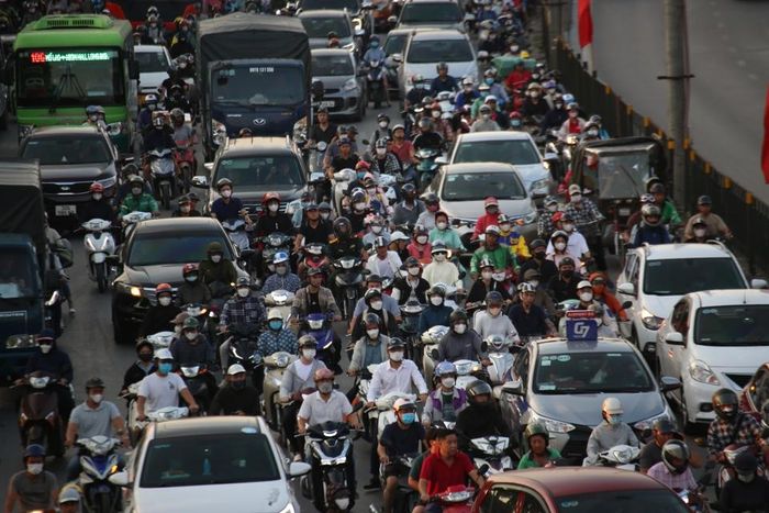 Phương tiện chen chân nhau nhích từng tí một.