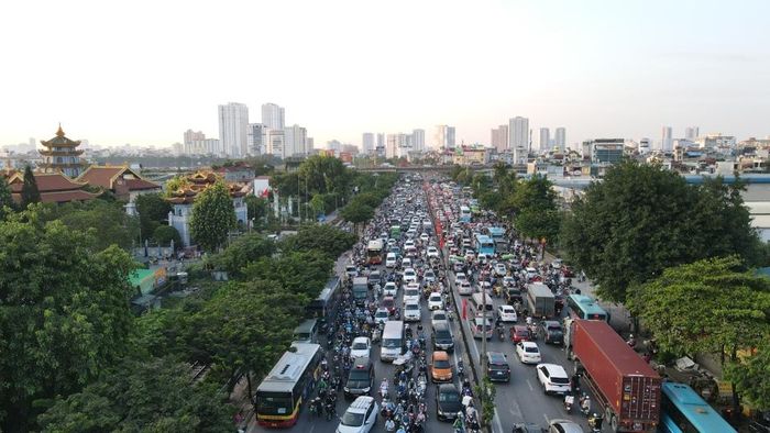 Cửa ngõ Thủ đô chặt cứng phương tiện.