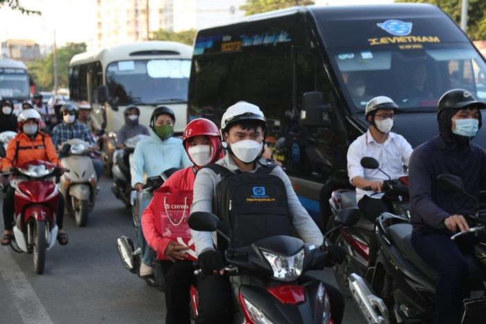 Người dân về quê với hành lý lỉnh kỉnh.