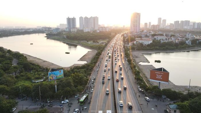 Vành đai 3 trên cao đoạn qua hồ Linh Đàm phương tiện di chuyển chậm.