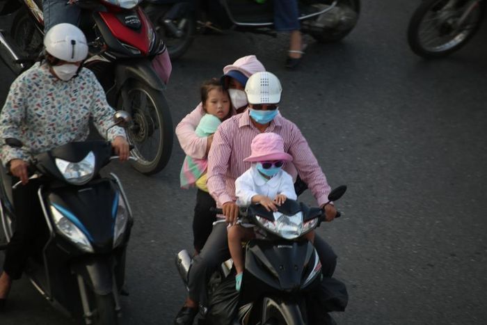 Một gia đình trong hành trình về quê.