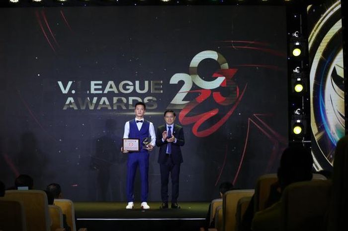 Hoàng Đức nhận danh hiệu Cầu thủ xuất sắc nhất Night Wolf V-League 2023. Ảnh: Kim Như