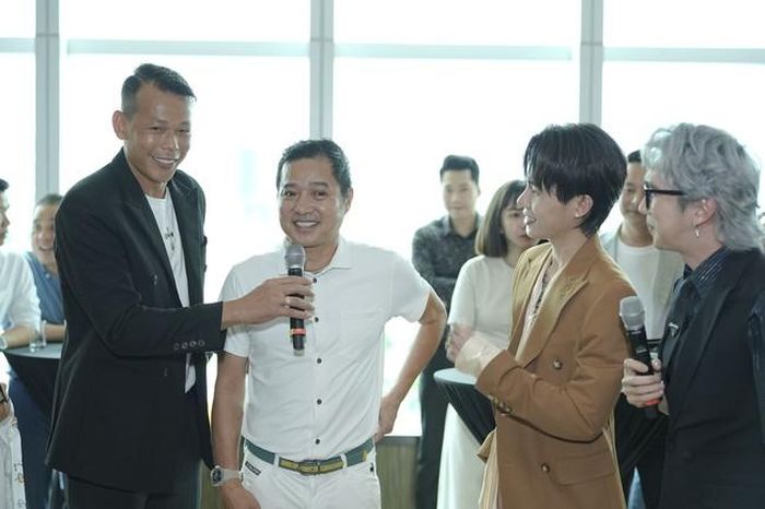 Tấn Trường và Hồng Sơn tham dự buổi họp báo ra mắt MV "Từ nơi tôi sinh ra" của Jack (Ảnh: BH Media)
