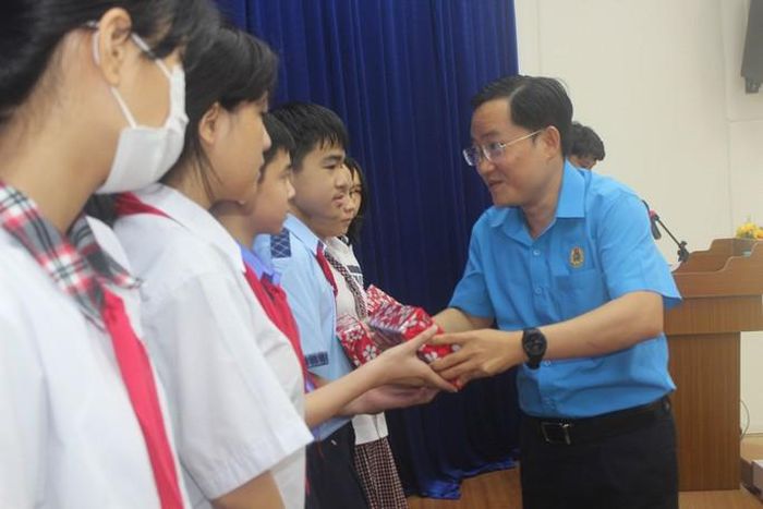 Ông Phùng Thái Quang, Phó Chủ tịch LĐLĐ TP HCM, khen thưởng cho con CNVC-LĐ quận Phú Nhuận là “Con ngoan, trò giỏi” năm 2023 Ảnh: THANH NGA