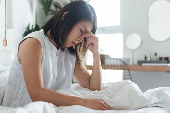 Nếu vợ của bạn có vẻ lo lắng, cô đơn hoặc hay ghen tuông, hãy chú ý đến cô ấy. (Ảnh: ITN).
