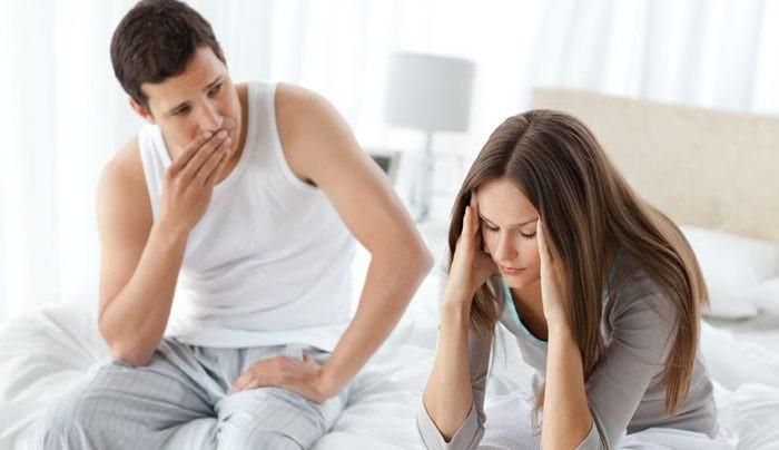 Nếu cô ấy hay cào da hoặc nhổ tóc từng mảng nhỏ, đó cũng là một dấu hiệu cảnh báo về các vấn đề sức khỏe tâm thần. (Ảnh: ITN).