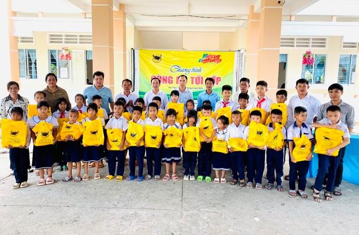 Chương trình "Cùng em đến lớp" trao tặng tập cho học sinh các điểm trường.