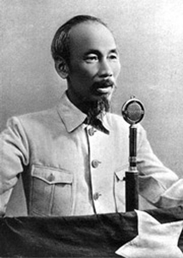 Chủ tịch Hồ Chí Minh đọc bản Tuyên ngôn lịch sử của dân tộc Việt Nam. Lễ đài Độc lập trên Quảng trường Ba Đình Hà Nội do kiến trúc sư Ngô Huy Quỳnh thiết kế năm 1945. Ảnh: TTXVN