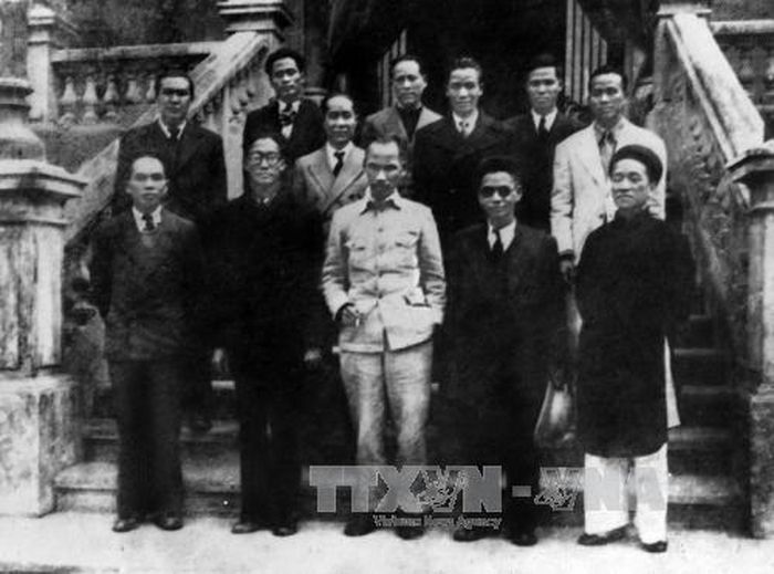 Chính phủ lâm thời ra mắt quốc dân ngày 2/9/1945. Ảnh: TTXVN