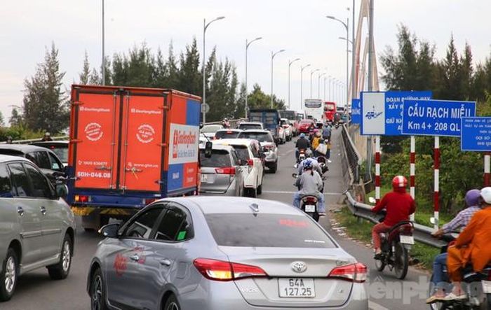 Cầu Rạch Miễu thường xảy ra ùn ứ vào dịp lễ, tết.