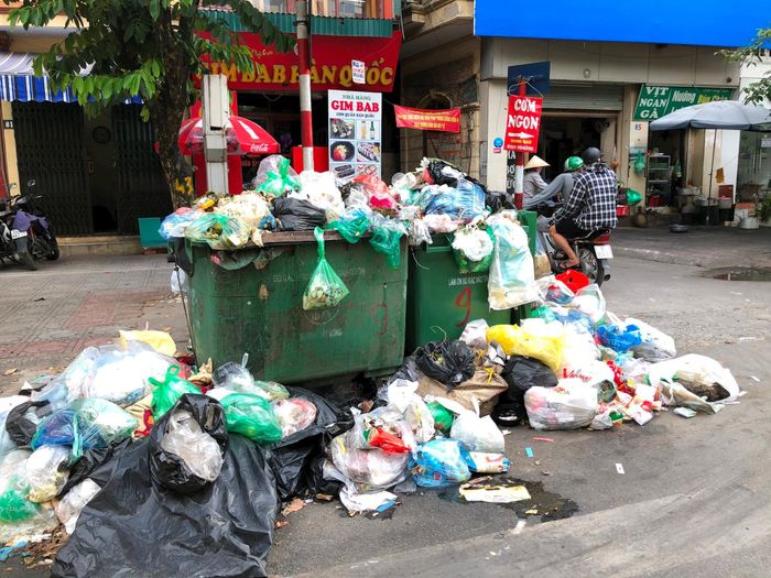 Hiện tượng rác thải thu gom không được phân loại diễn ra hàng ngày, hàng giờ ở khắp nơi.
