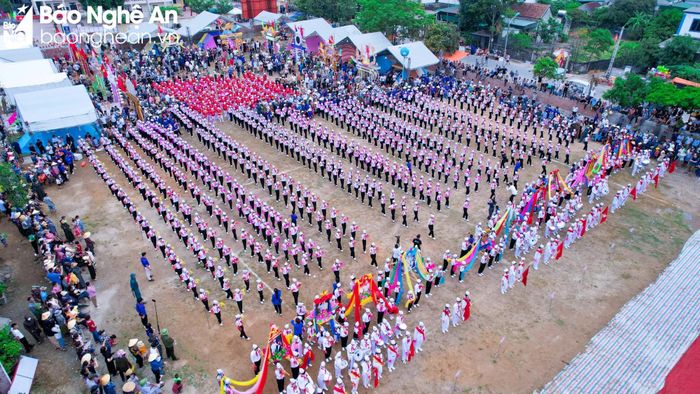  Hội thi duyệt nghi thức Đội và cắm trại Hè là dịp khơi dậy tính đoàn kết, sáng tạo của nhân dân. Hội thi còn là dịp để các em đội viên thể hiện tính thống nhất trong tổ chức Đội, là phương tiện để giáo dục toàn diện cho đội viên về tư thế, tác phong đến cử chỉ, hành động, ngôn ngữ, tạo thói quen nhanh nhẹn, chính xác, hoạt bát trong cuộc sống. Ảnh: Đình Tuyên 