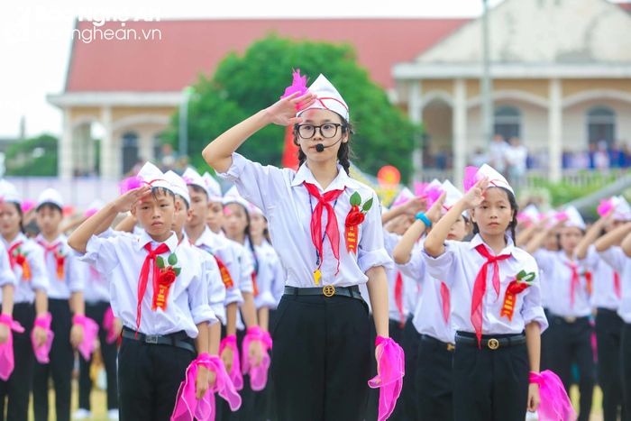  Nghi thức Đội gắn với tinh thần trách nhiệm, thể hiện tính nghiêm túc và đã nhận được sự quan tâm của các cấp ủy Đảng, chính quyền, các tổ chức xã hội thông qua việc huy động các nguồn xã hội hóa. Ảnh: Đình Tuyên 