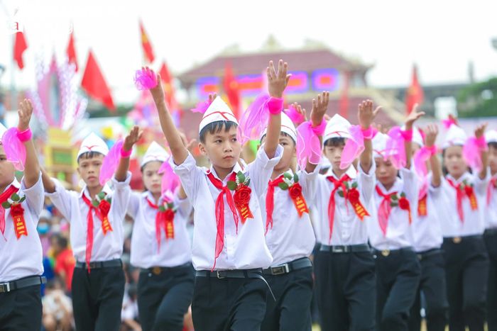  Mỗi chi đội có từ 70 - 80 đội viên và sẽ trải qua các phần thi như: diễu hành, điểm số, nghi lễ chào cờ, tập hợp đội hình và chỉnh đốn đội ngũ, thực hiện các bài múa đồng diễn... Ảnh: Đình Tuyên 