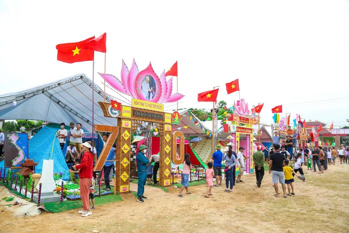  Ngoài duyệt nghi thức Đội, các địa phương còn tổ chức cắm trại, diễn văn nghệ, đốt lửa trại... tạo nên không khí tưng bừng trong ngày kỷ niệm 78 năm Cách mạng Tháng Tám và Quốc khánh 2/9. Các hoạt động này đã góp phần giáo dục thế hệ trẻ truyền thống lịch sử và hun đúc thêm tình yêu quê hương, đất nước. Ảnh: Đình Tuyên 