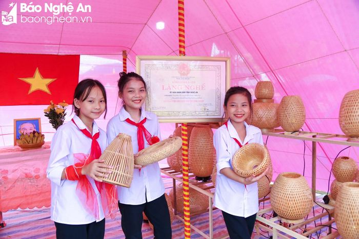  Đây cũng là dịp để các làng nghề trong địa phương giao lưu, quảng bá sản phẩm của mình. Trong ảnh: Những sản phẩm mây, tre đan xuất khẩu của làng Thái Lộc, xã Nghi Thái, huyện Nghi Lộc, được UBND tỉnh công nhận là Làng nghề Tiểu thủ công nghiệp năm 2004. Ảnh: Đình Tuyên 