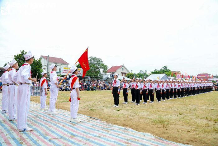  Đối với người dân Việt Nam dù ở đâu, bất kỳ nơi nào, Lễ Chào cờ luôn là một nghi lễ thiêng liêng, cao quý. Lễ Chào cờ thể hiện tình yêu thiết tha với Tổ quốc, lòng tự hào dân tộc của mỗi con người Việt Nam. Không những thế, Lễ chào cờ chính là giây phút mà chúng ta được sống lại với quá khứ đấu tranh hào hùng của các bậc cha anh đi trước, đồng thời, khơi dậy lòng nhiệt huyết, tự tôn dân tộc và khát vọng cống hiến của mỗi người chúng ta. Ảnh: Đình Tuyên 