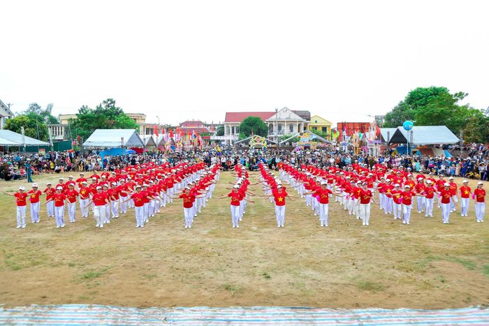  Trong ngày hội lớn của đất nước, bên cạnh duyệt nghi thức Đội, biểu diễn văn nghệ của thiếu nhi, không ít địa phương còn tổ chức biểu diễn dân vũ, thể dục nhịp điệu với sự tham gia của đông đảo hội người cao tuổi trên địa bàn. Ảnh: Đình Tuyên 