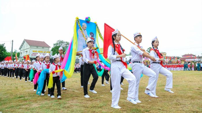  Duyệt nghi thức Đội của các khối, xóm diễn ra tưng bừng, sôi nổi. Nhiều địa phương tổ chức với sự chuẩn bị công phu, chu đáo. Thiếu niên, nhi đồng các khối, xóm đã được các anh, chị thanh niên tổ chức tập luyện nhiều ngày trước đó. Trong ảnh: Hội thi duyệt nghi thức Đội tại xã Nghi Thái (Nghi Lộc). Ảnh: Đình Tuyên 