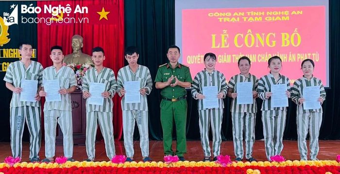 Thượng tá Nguyễn Xuân Trà - Phó Giám thị Trại tạm giam Công an tỉnh trao Quyết định giảm án cho các phạm nhân. Ảnh: Thái Hoàng