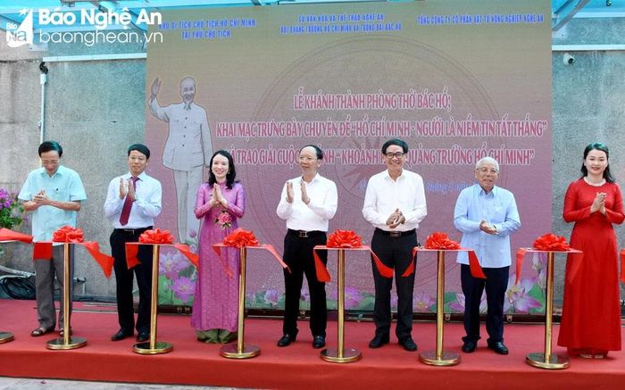 Các đại biểu tham quan trưng bày chuyên đề “Hồ Chí Minh – Người là niềm tin tất thắng” và trao giải Cuộc thi ảnh “Khoảnh khắc Quảng trường Hồ Chí Minh”. Ảnh: Công Kiên