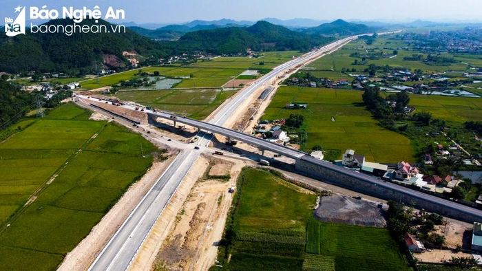 Cầu cạn Quốc lộ 48 vượt cao tốc Bắc - Nam. Ảnh: Thành Cường