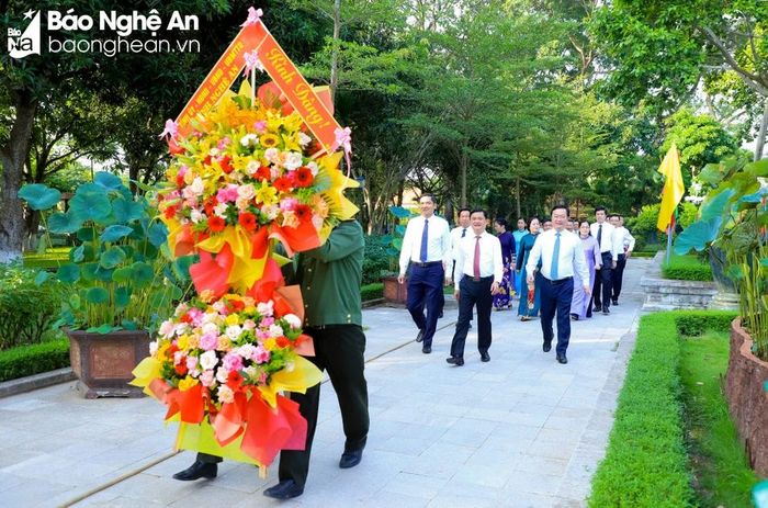 Đoàn đại biểu Tỉnh ủy, HĐND, UBND, Ủy ban Mặt trận Tổ quốc Việt Nam tỉnh Nghệ An về dâng hoa, dâng hương tại Khu Di tích Quốc gia đặc biệt Kim Liên (Nam Đàn). Ảnh: Thành Duy