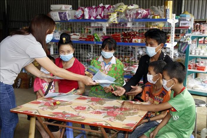 Cán bộ dân số tại tỉnh Sơn La tuyên truyền cho đồng bào dân tộc về sức khỏe sinh sản ở lứa tuổi vị thành niên. Ảnh: Hữu Quyết/TTXVN