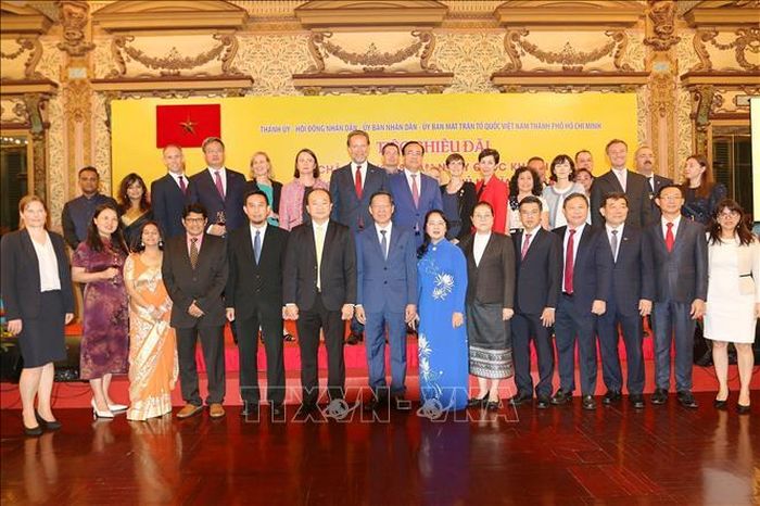 Ông Phan Văn Mãi, Chủ tịch Ủy ban Nhân dân Thành phố Hồ Chí Minh chụp ảnh lưu niệm với các đại biểu.