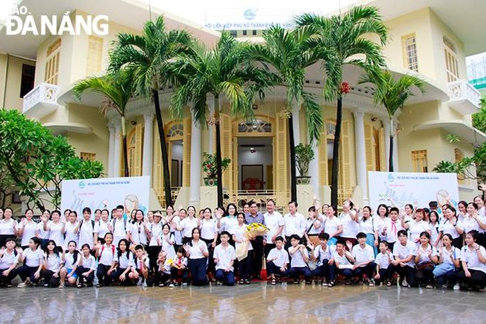 Các em học sinh và mẹ đỡ đầu xuất phát tại trụ sở Hội Liên hiệp Phụ nữ thành phố để đi đến các địa điểm trong khuôn khổ chương trình. Ảnh: X.D