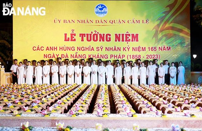 Các em học sinh hợp ca vị quốc vong thân tại buổi lễ. Ảnh: X.D